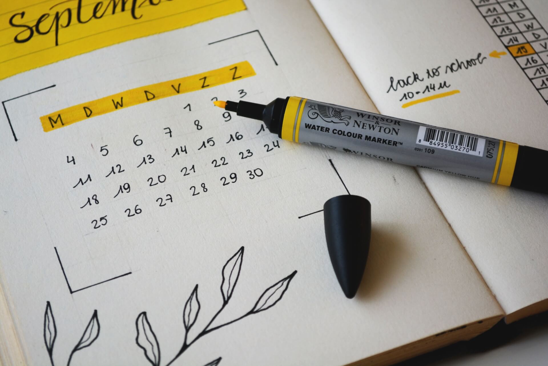 Ein Kalender, auf dem einige Tage mit einem gelben Marker vermerkt sind.
